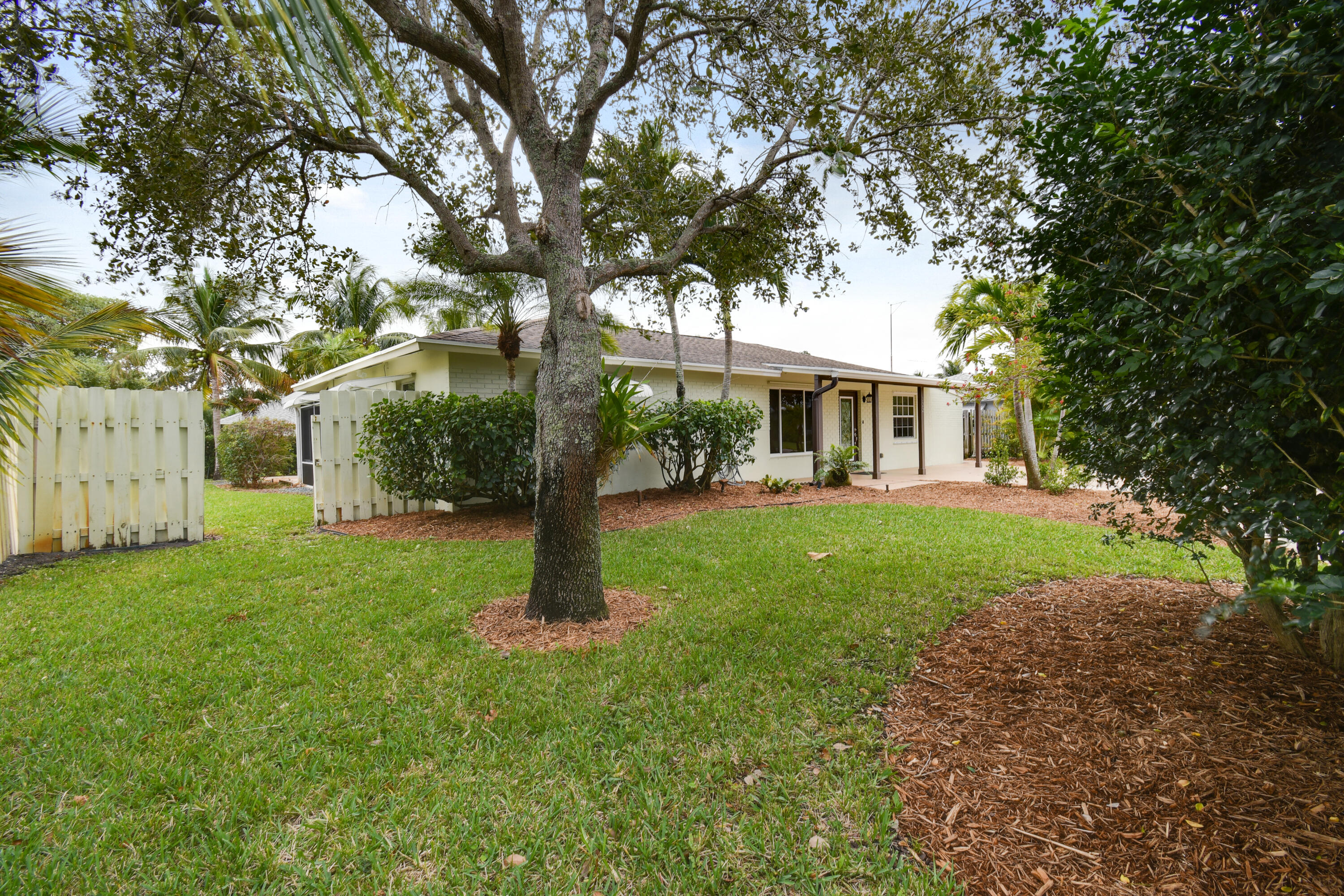 122 Pineview Road Jupiter, FL 33469 - Photo 5 of 37 Front