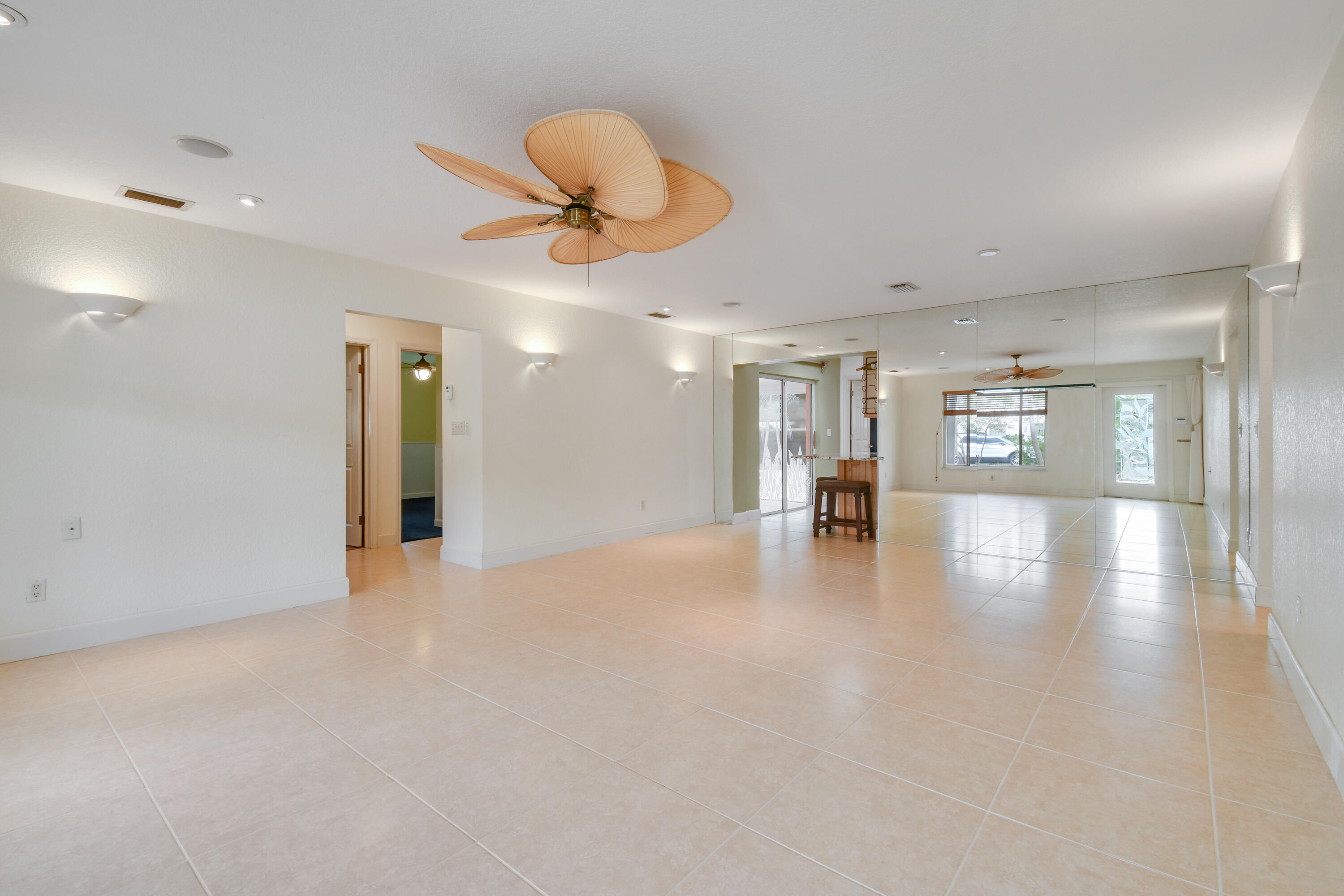 122 Pineview Road Jupiter, FL 33469 - Photo 6 of 37 Livingroom & Dinningroom