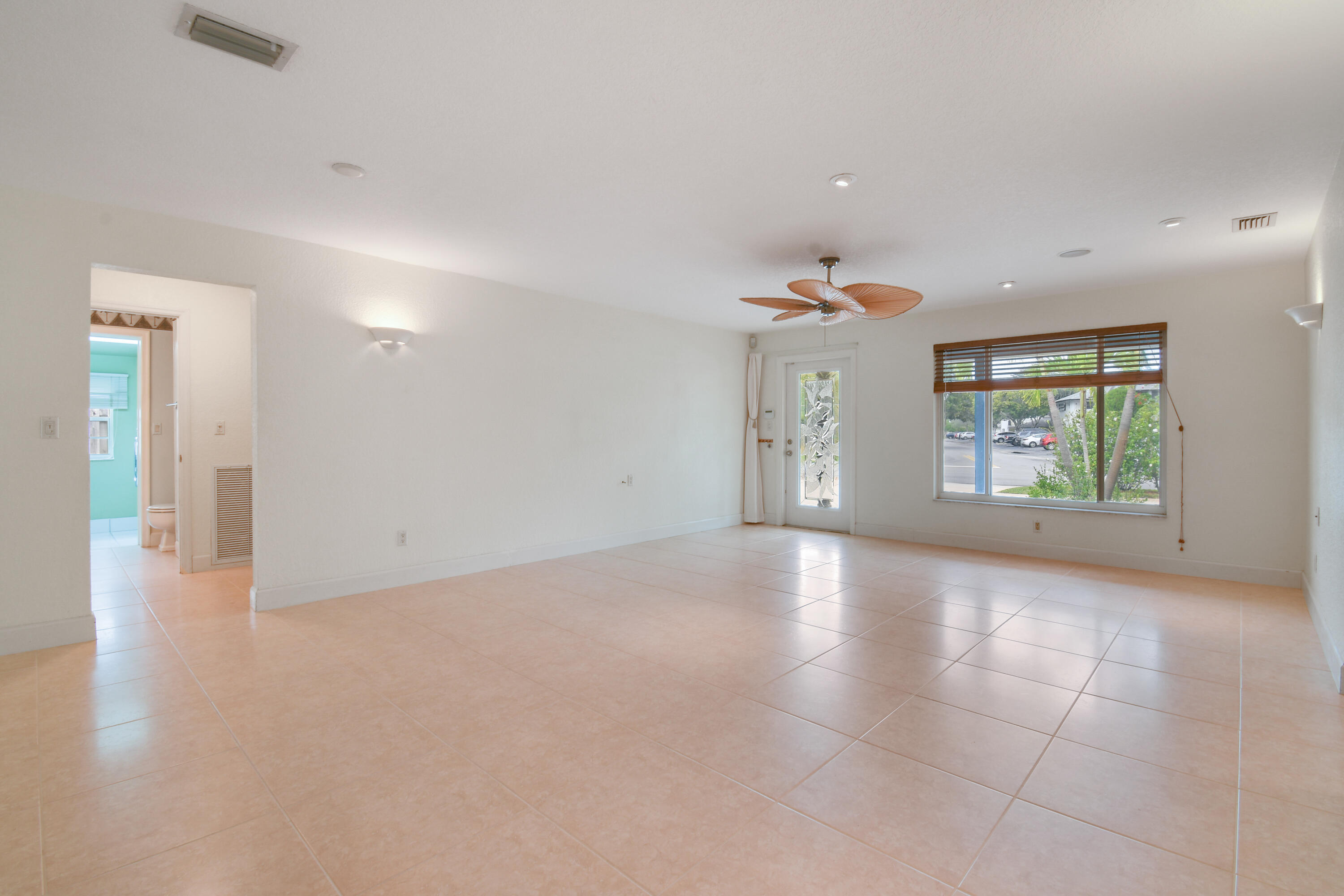122 Pineview Road Jupiter, FL 33469 - Photo 7 of 37 Livingroom