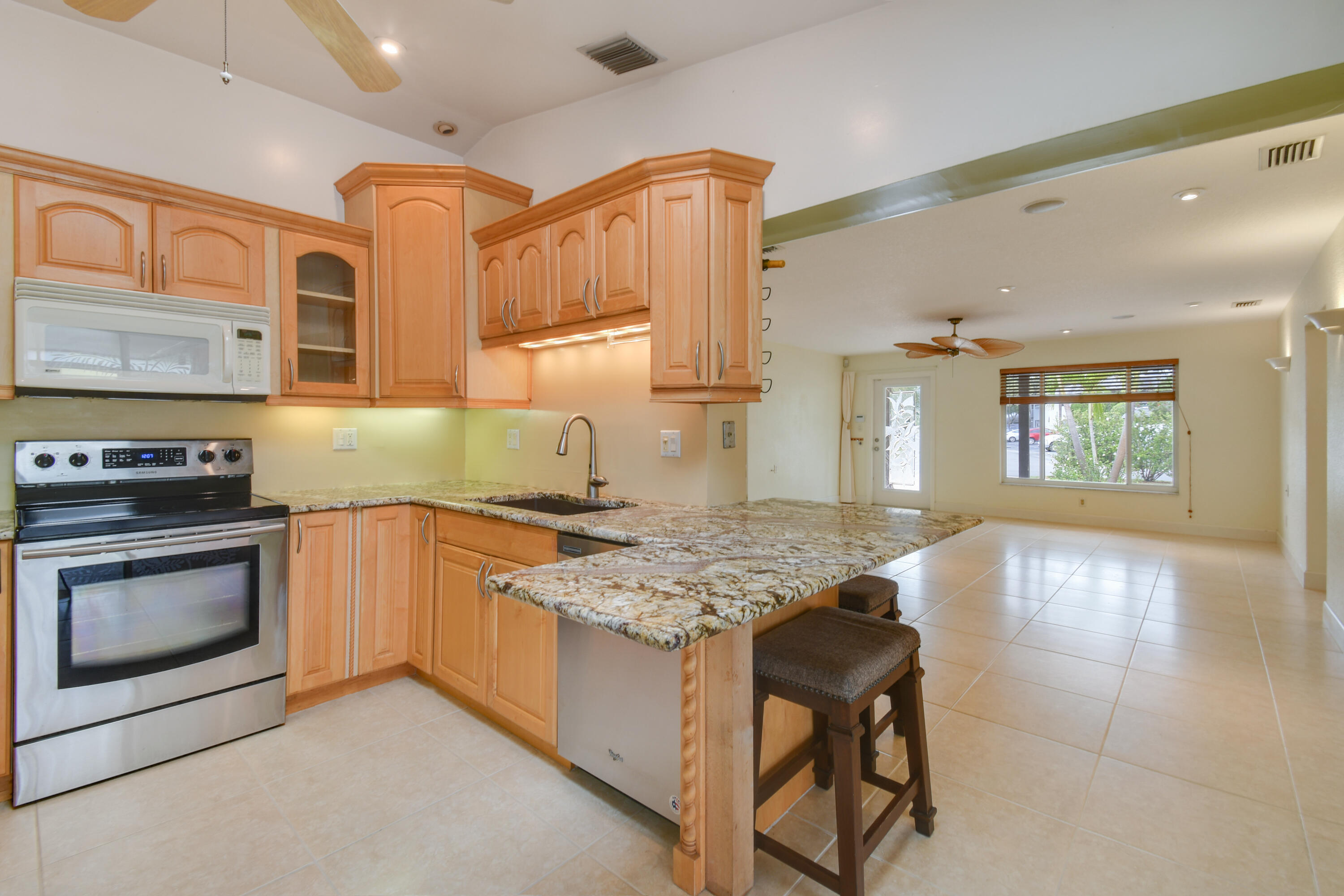 122 Pineview Road Jupiter, FL 33469 - Photo 10 of 37 Kitchen & Dinning area