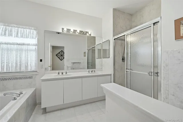 $649,000 | 10 Sagaponack Court, Unit 10, Ridge, NY 11961