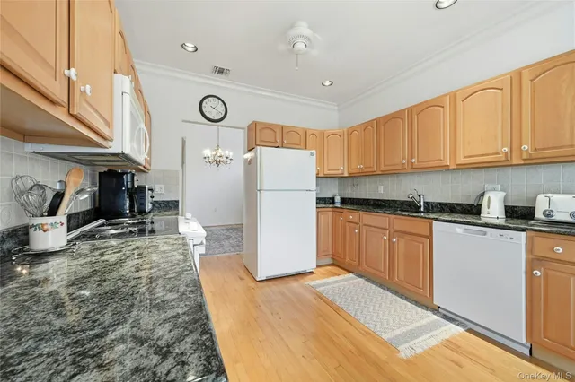 $649,000 | 10 Sagaponack Court, Unit 10, Ridge, NY 11961