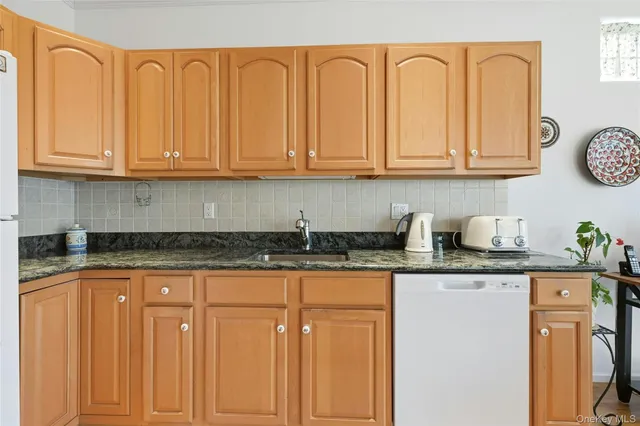 $649,000 | 10 Sagaponack Court, Unit 10, Ridge, NY 11961