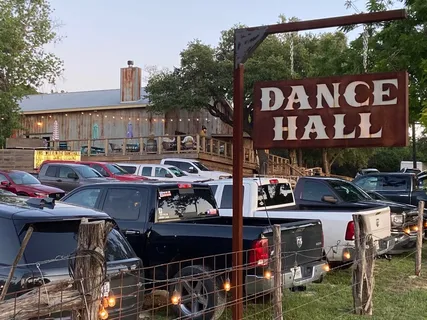 a view of a back yard