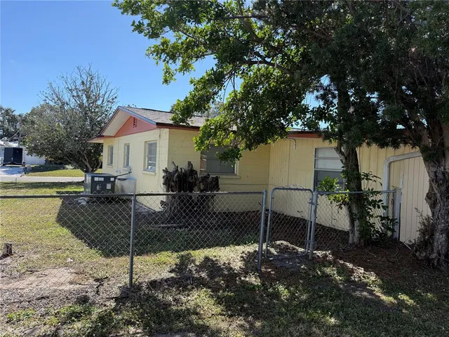 a view of a house with backyard