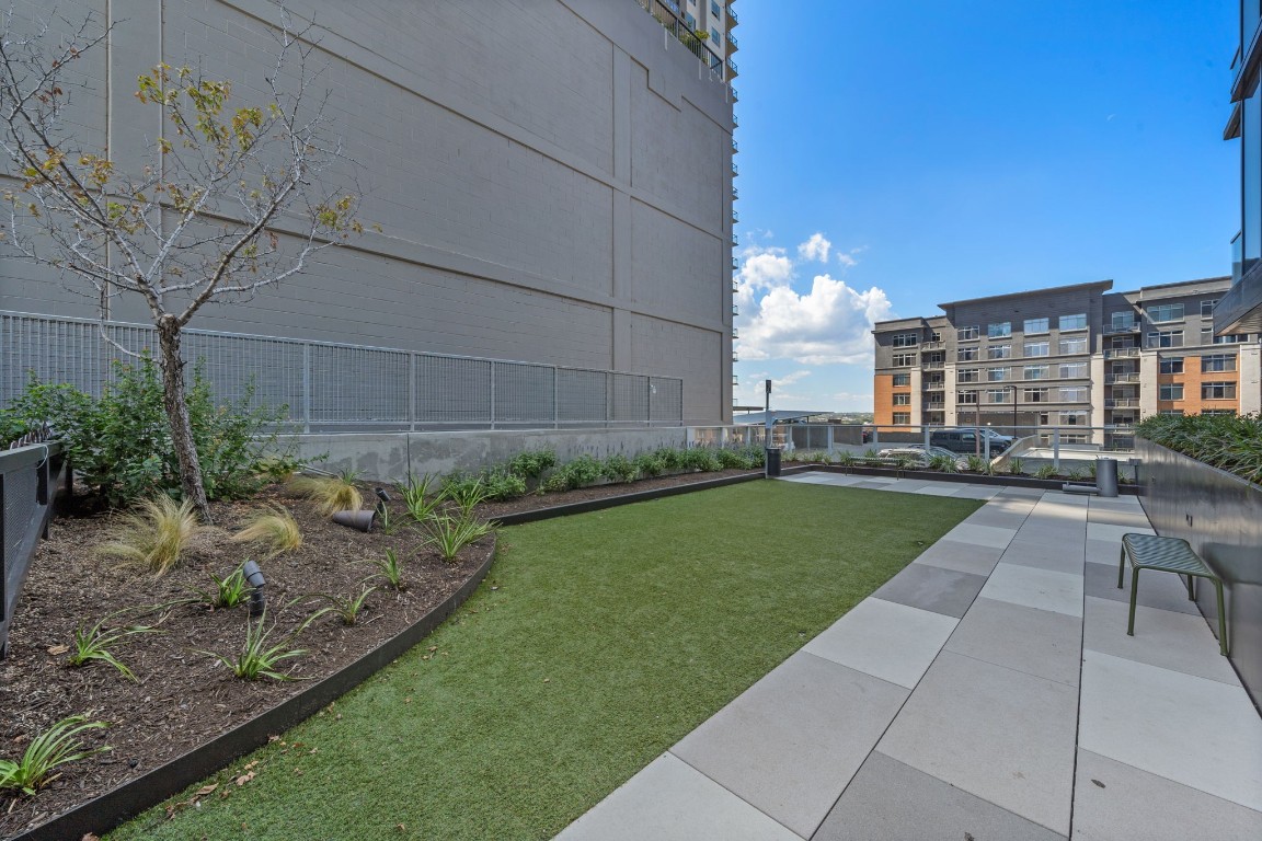 48 East Avenue, Unit 2511 Austin, TX 78701 - Photo 31 of 40 a view of a big room with a big yard and potted plants