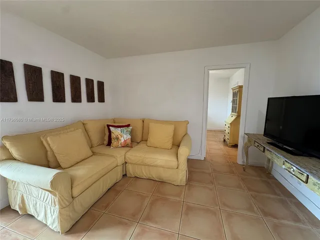 $154,950 | 1700 Pierce Street, Unit 202, Hollywood, FL 33020