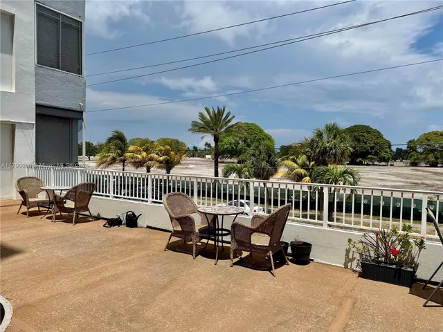 $154,950 | 1700 Pierce Street, Unit 202, Hollywood, FL 33020