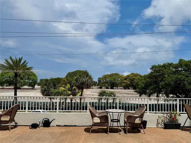 $154,950 | 1700 Pierce Street, Unit 202, Hollywood, FL 33020