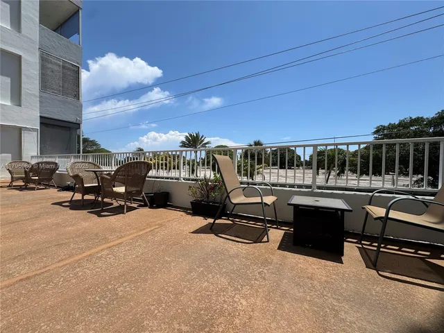 $154,950 | 1700 Pierce Street, Unit 202, Hollywood, FL 33020