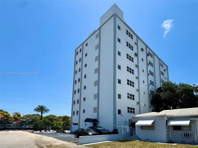 $154,950 | 1700 Pierce Street, Unit 202, Hollywood, FL 33020