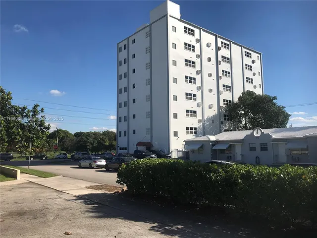 $154,950 | 1700 Pierce Street, Unit 202, Hollywood, FL 33020