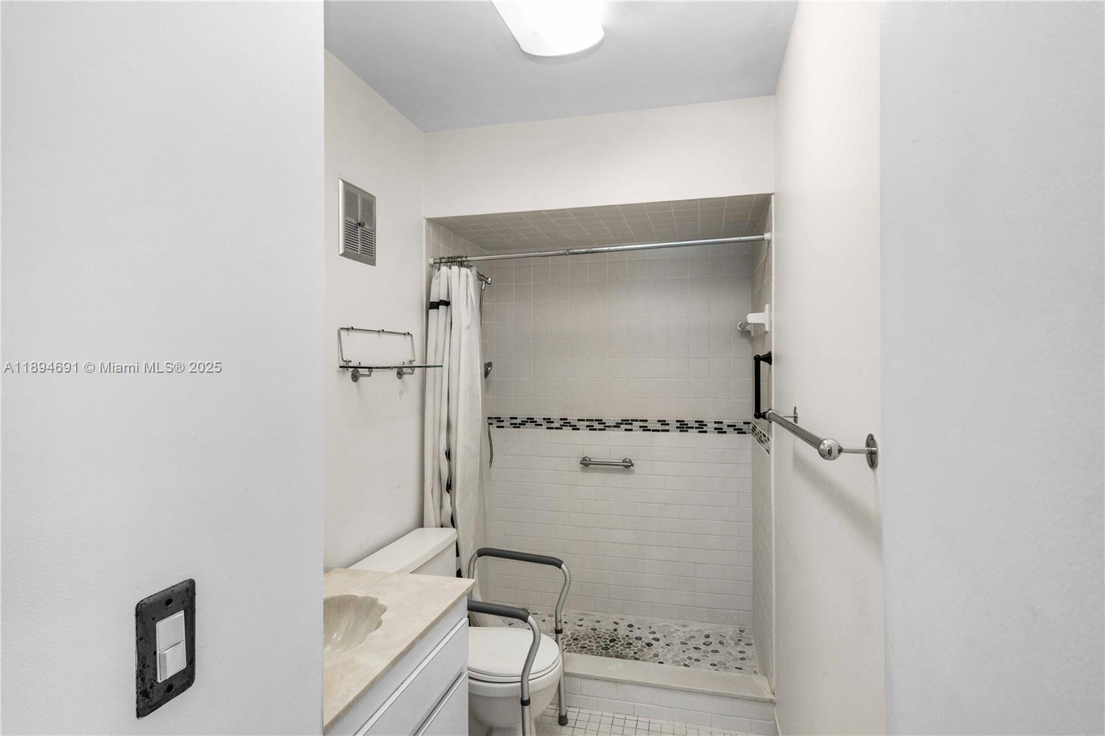 10500 Southwest 112th Avenue Miami, FL 33176 - Photo 15 of 17 Guest Bathroom