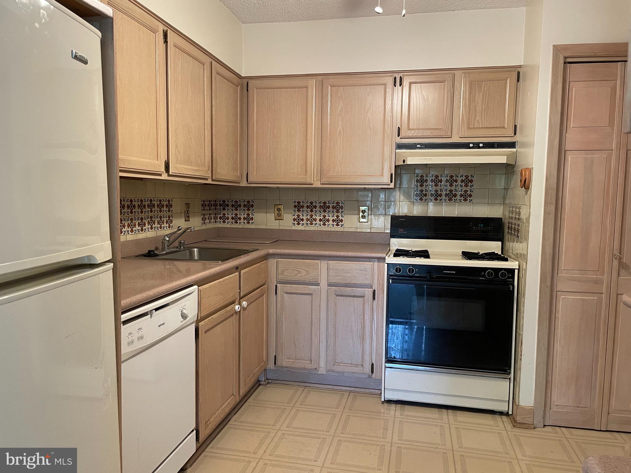 5225 Pooks Hill Road, Unit 226S Bethesda, MD 20814 - Photo 8 of 19 Kitchen