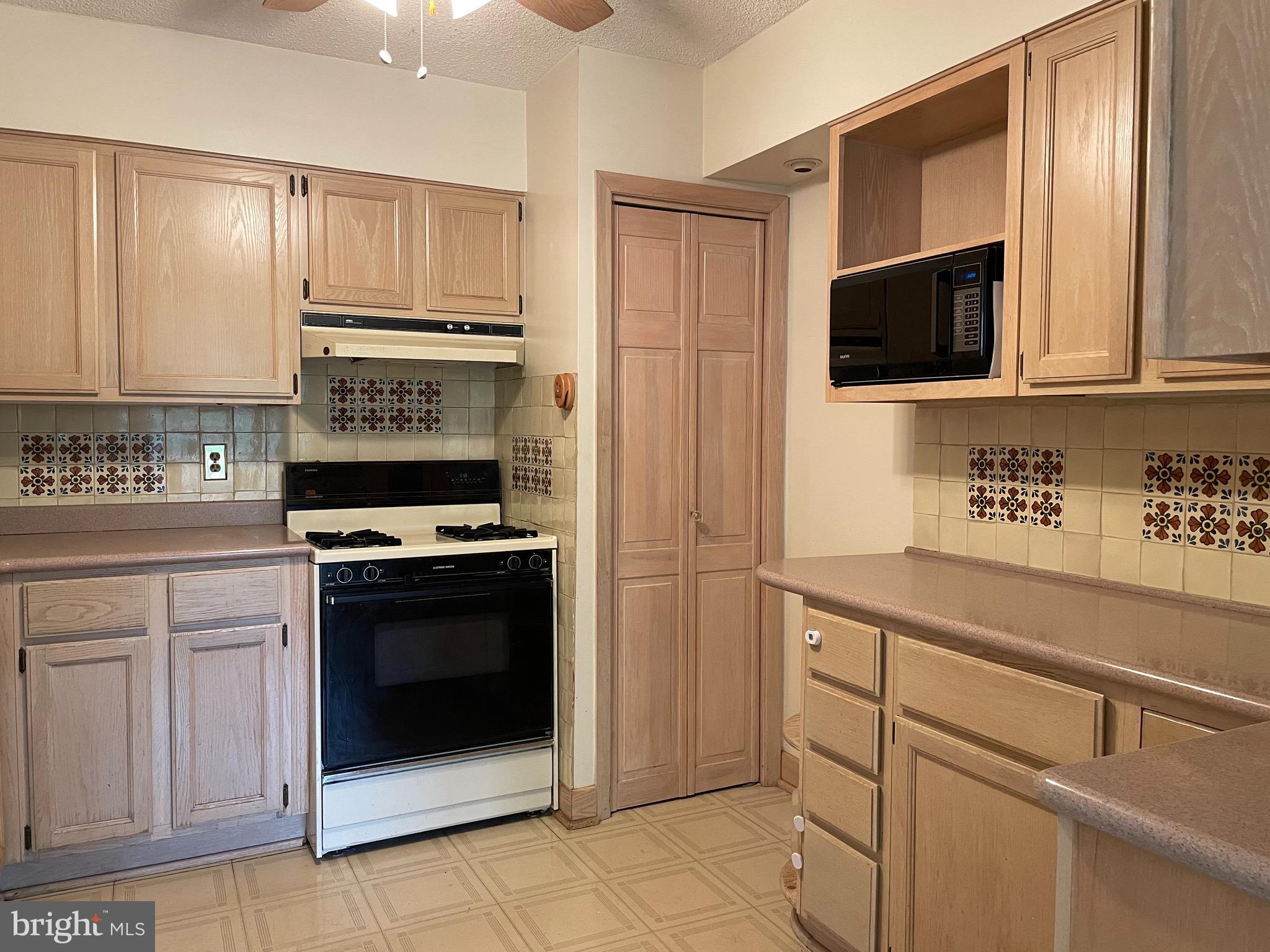 5225 Pooks Hill Road, Unit 226S Bethesda, MD 20814 - Photo 9 of 19 Kitchen