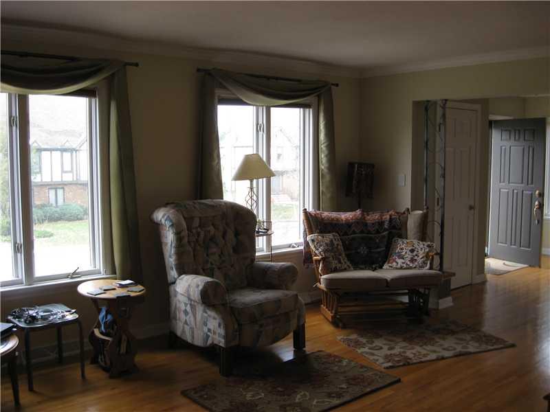 155 Shadow Ridge Drive Pittsburgh, PA 15238 - Photo 4 of 24 Living Room. LIGHT AND BRIGHT