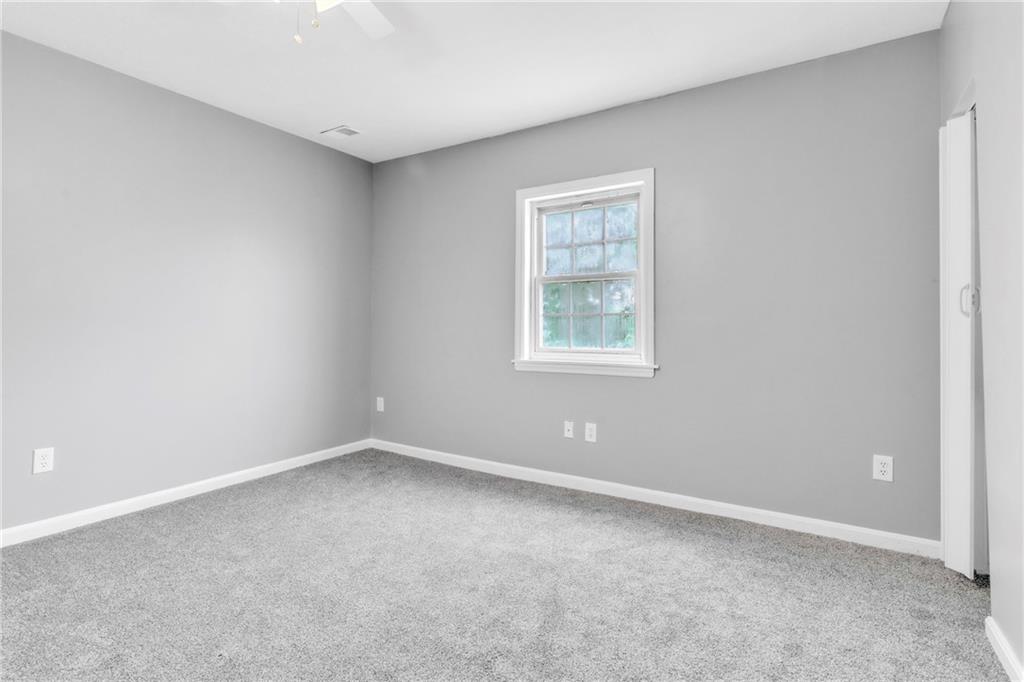 530 Griffin Street Pittsburgh, PA 15211 - Photo 26 of 41 an empty room with windows