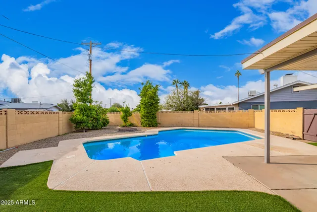 a view of small yard in front of house