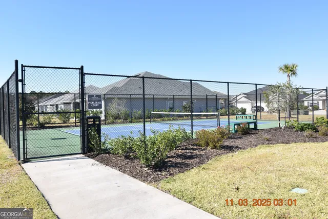 a view of a backyard