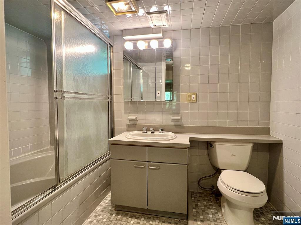 2240 Jones Road Fort Lee, NJ 07024 - Photo 25 of 25
