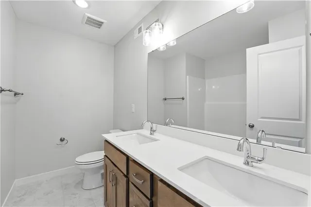 $395,950 | 713 Glenn Circle, Raymore, MO 64083