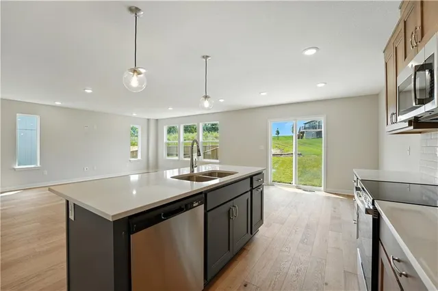 $395,950 | 713 Glenn Circle, Raymore, MO 64083