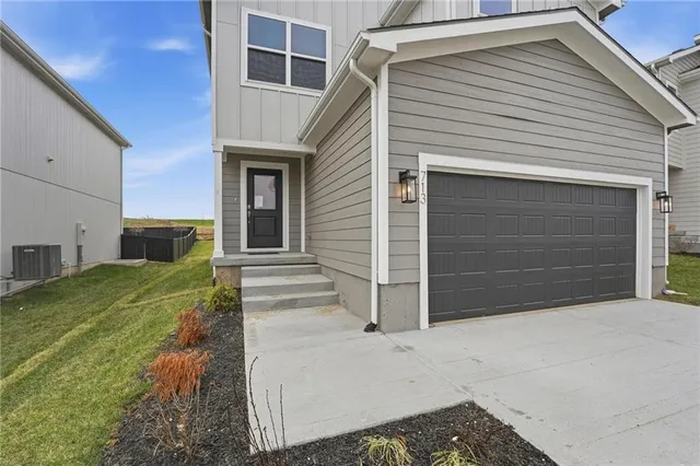 $395,950 | 713 Glenn Circle, Raymore, MO 64083