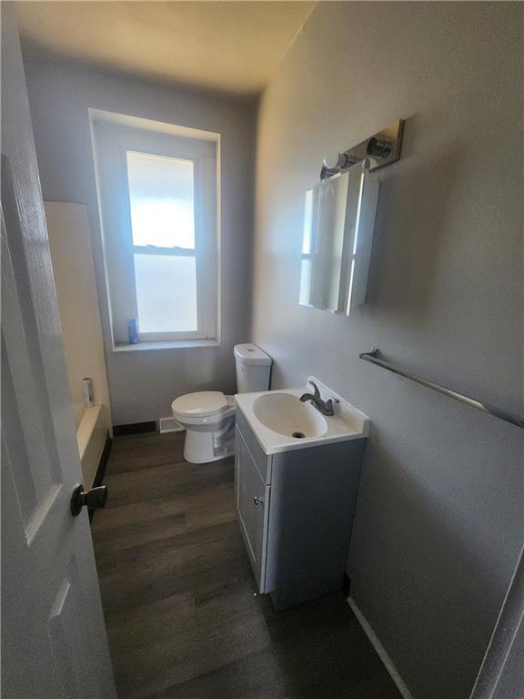 306 Campbell Street McKees Rocks, PA 15136 - Photo 10 of 28 a bathroom with a sink toilet and tub