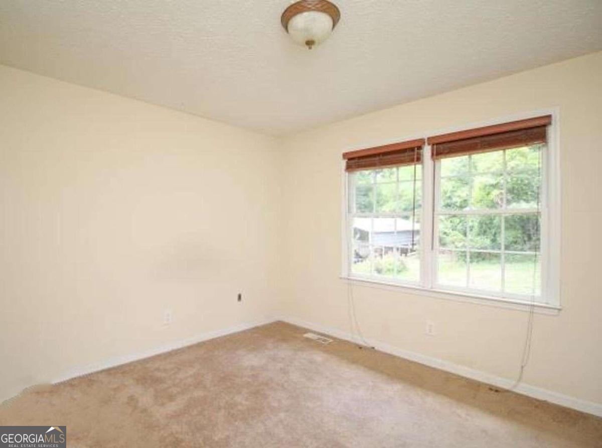 220 Providence Road Athens, GA 30606 - Photo 11 of 15 an empty room with a window