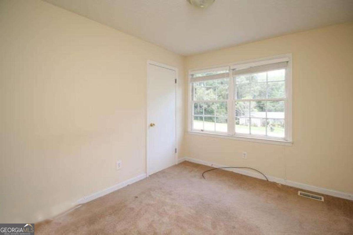 220 Providence Road Athens, GA 30606 - Photo 9 of 15 an empty room with a window