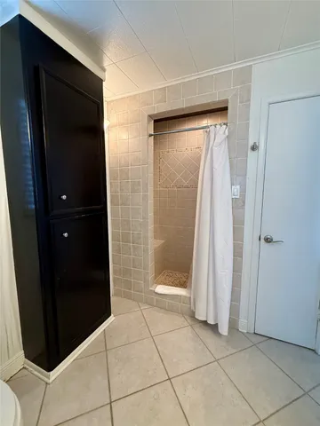 a view of entryway with a bathroom