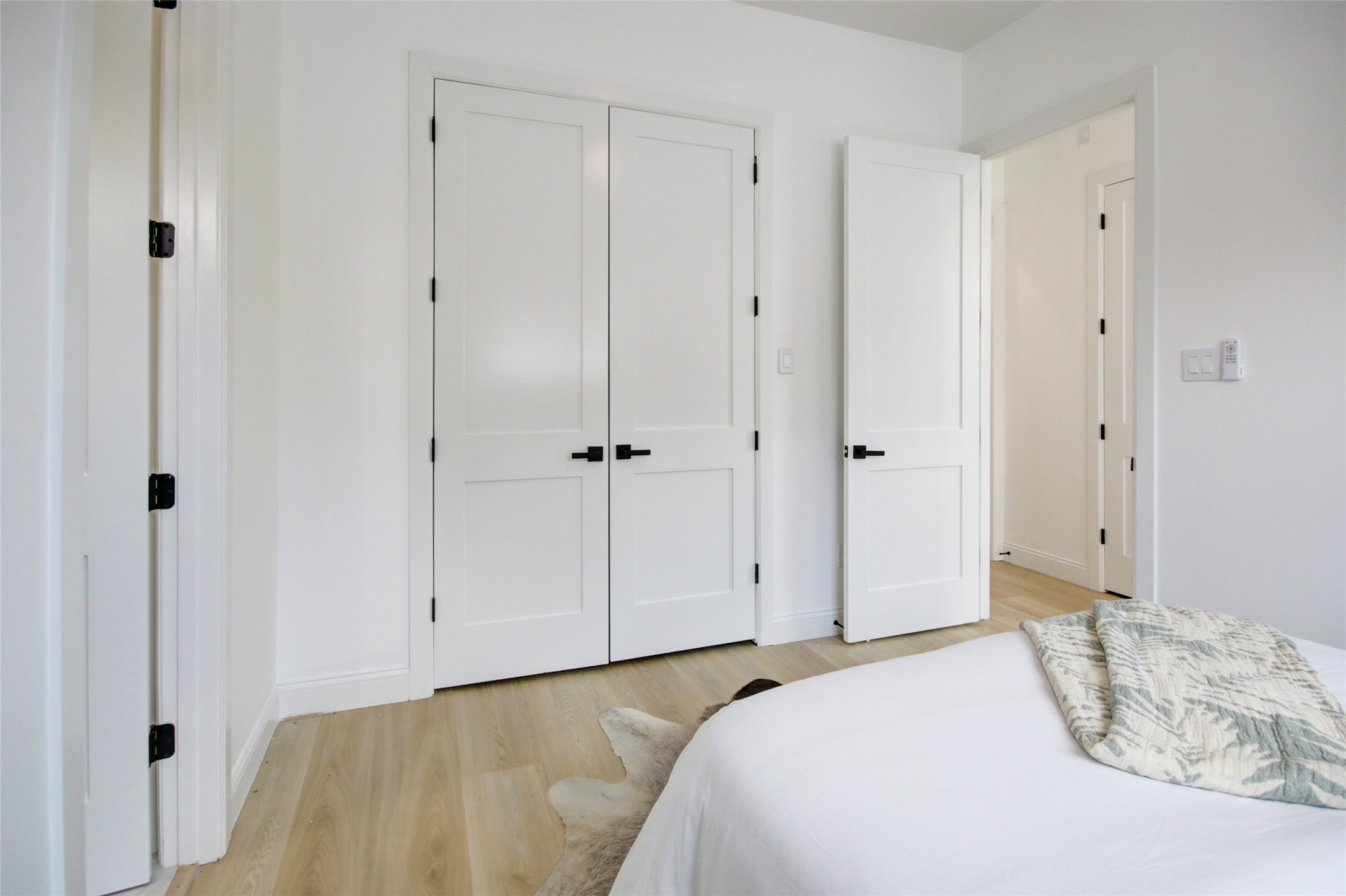 1214 West 24th Street, Unit D Houston, TX 77008 - Photo 31 of 45 a bedroom with a bed and a bathroom