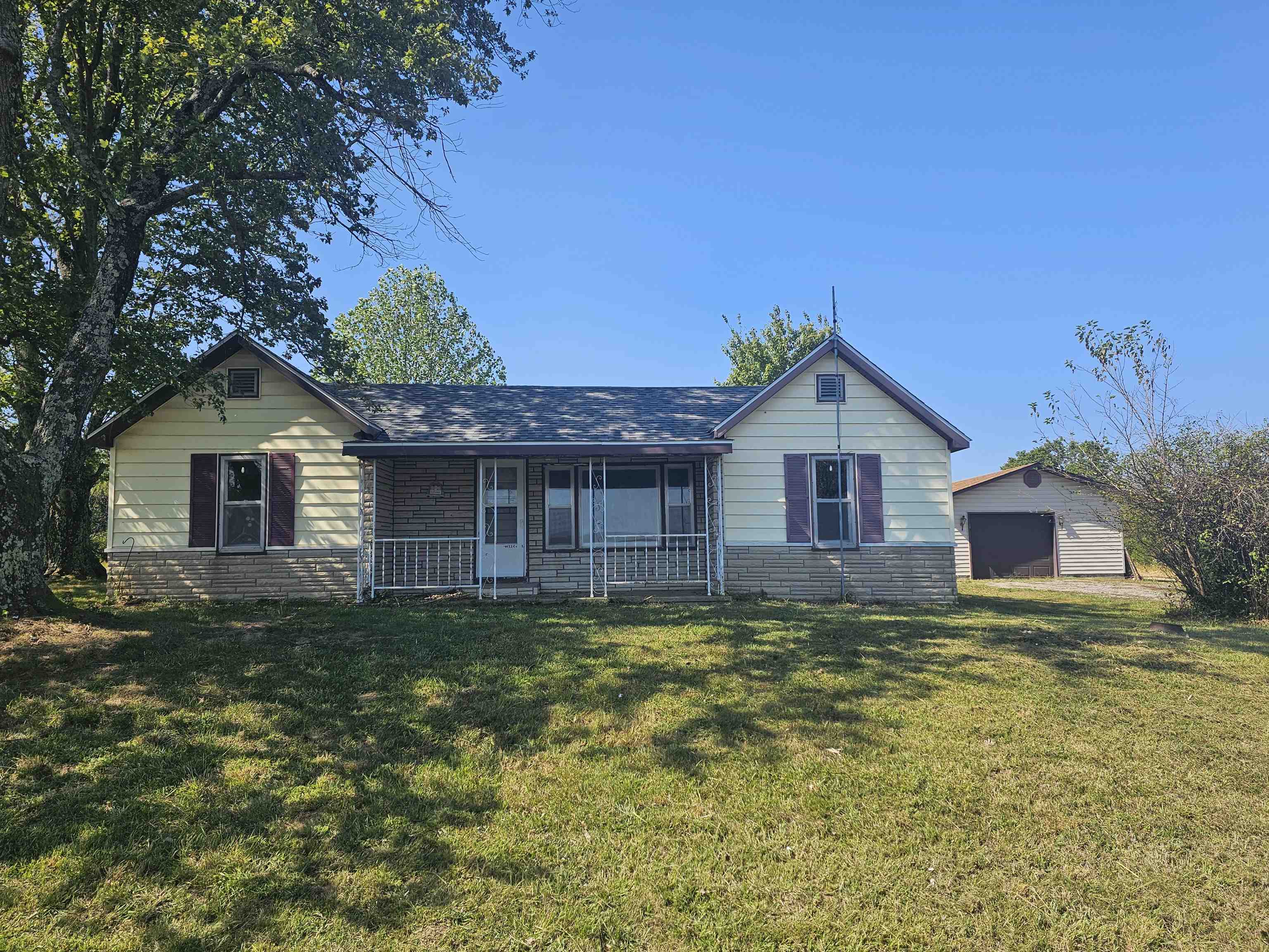 11115 Lamaster Road Marion, IL 62959 - Photo 2 of 26 a view of a house with a yard