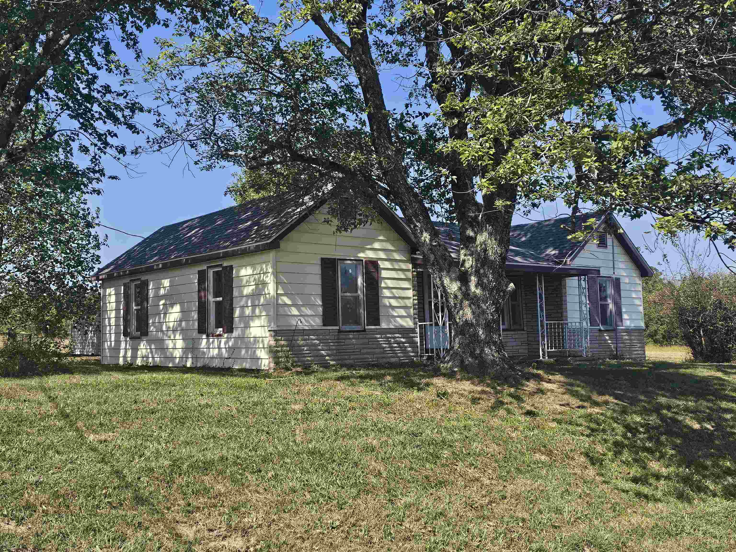 11115 Lamaster Road Marion, IL 62959 - Photo 3 of 26 a front view of house with yard