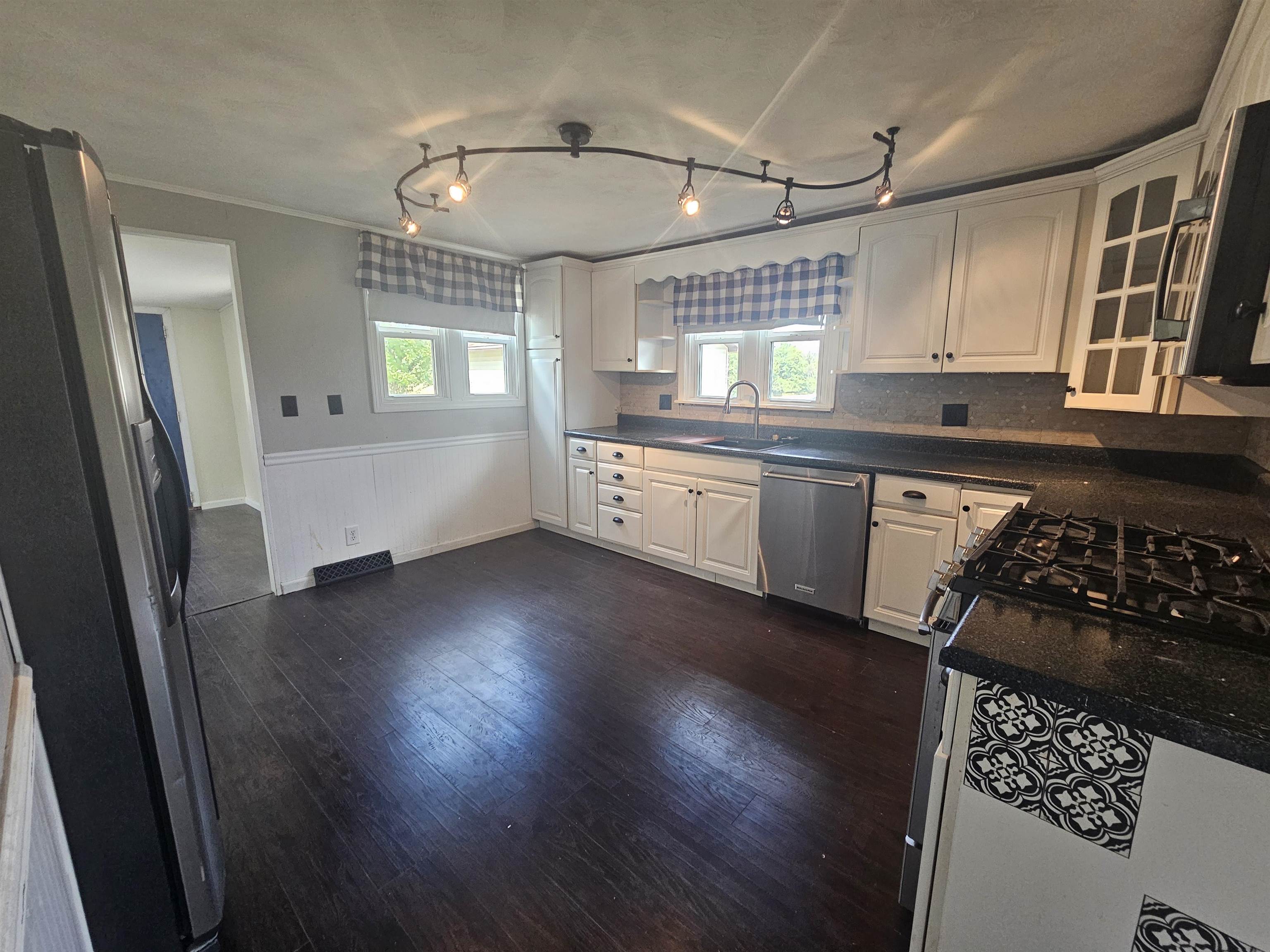 11115 Lamaster Road Marion, IL 62959 - Photo 9 of 26 a kitchen with stainless steel appliances granite countertop a stove and wooden floors