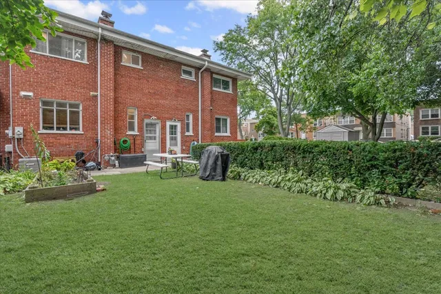 a view of a house with a backyard