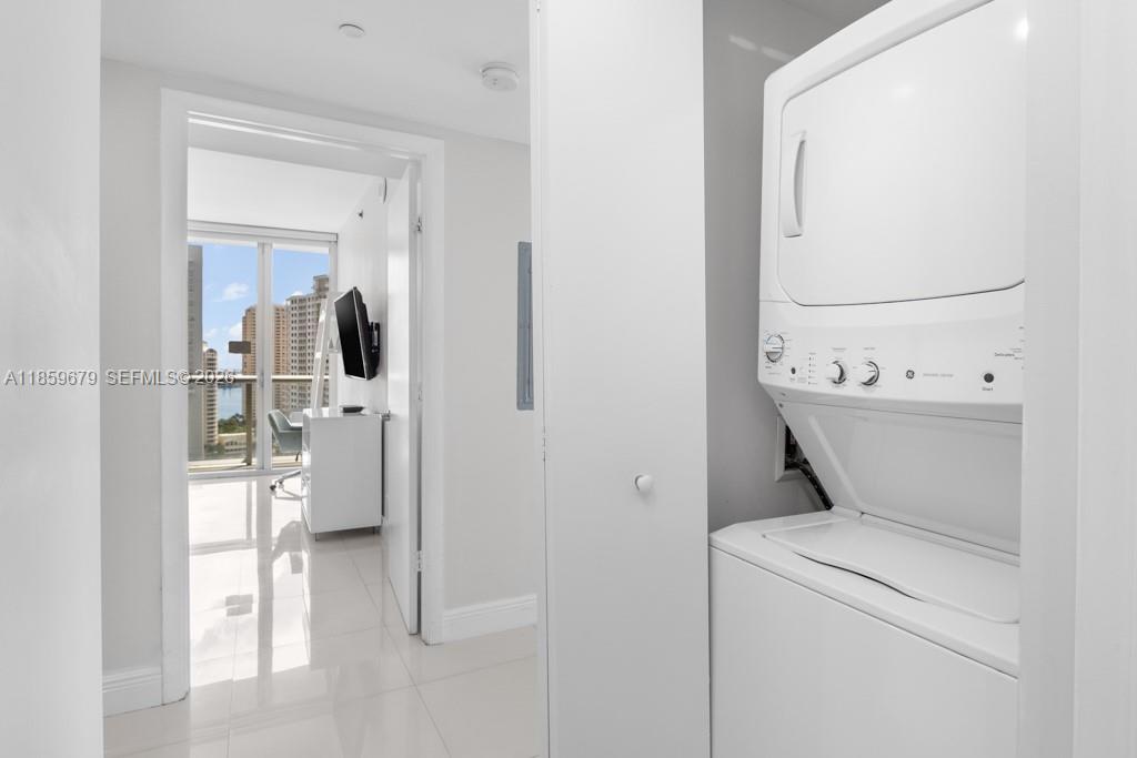 485 Brickell Avenue, Unit 2210 Miami, FL 33131 - Photo 28 of 71 a utility room with dryer and washer