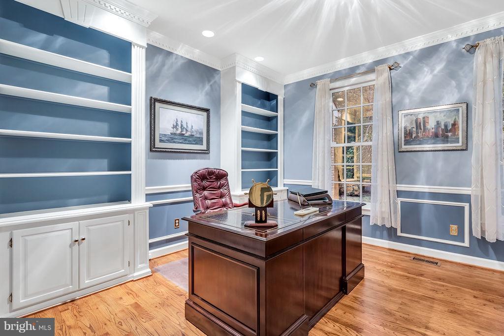 5501 West Ridge View Drive Fairfax, VA 22030 - Photo 8 of 30 Built in bookshelves