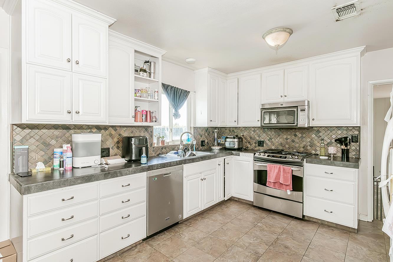 17209 East Floral Avenue Reedley, CA 93654 - Photo 5 of 48
