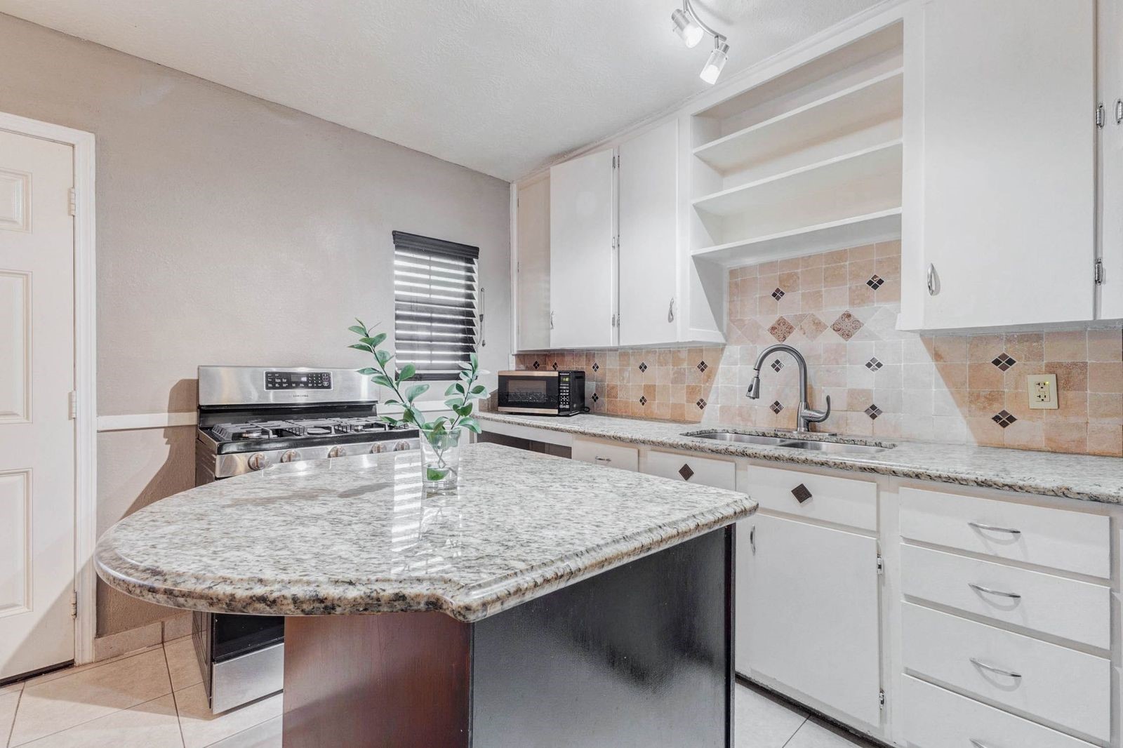 617 Burke Road Pasadena, TX 77506 - Photo 14 of 20 Kitchen