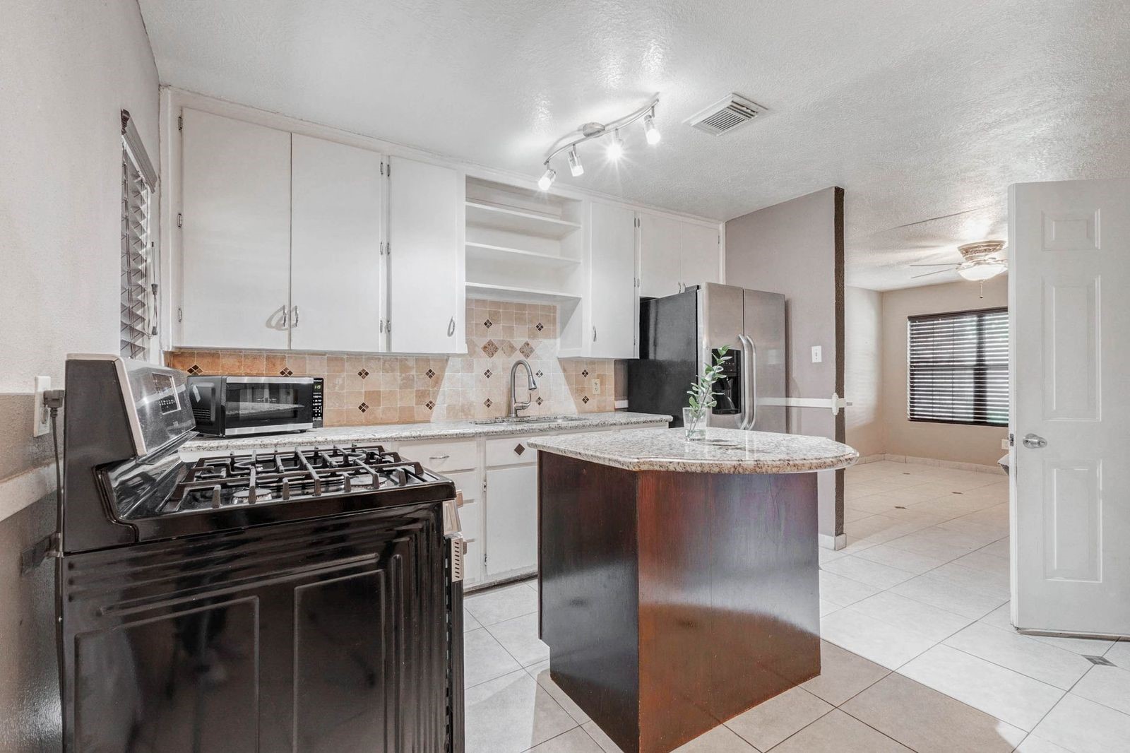 617 Burke Road Pasadena, TX 77506 - Photo 15 of 20 Kitchen