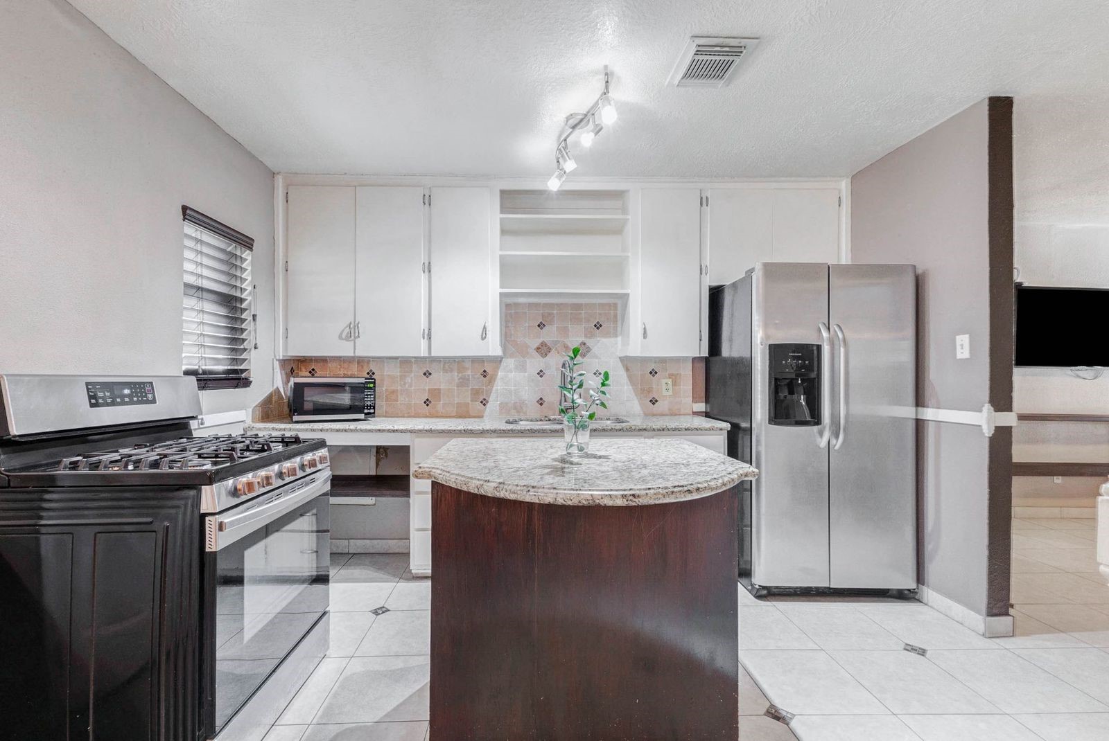 617 Burke Road Pasadena, TX 77506 - Photo 16 of 20 Kitchen