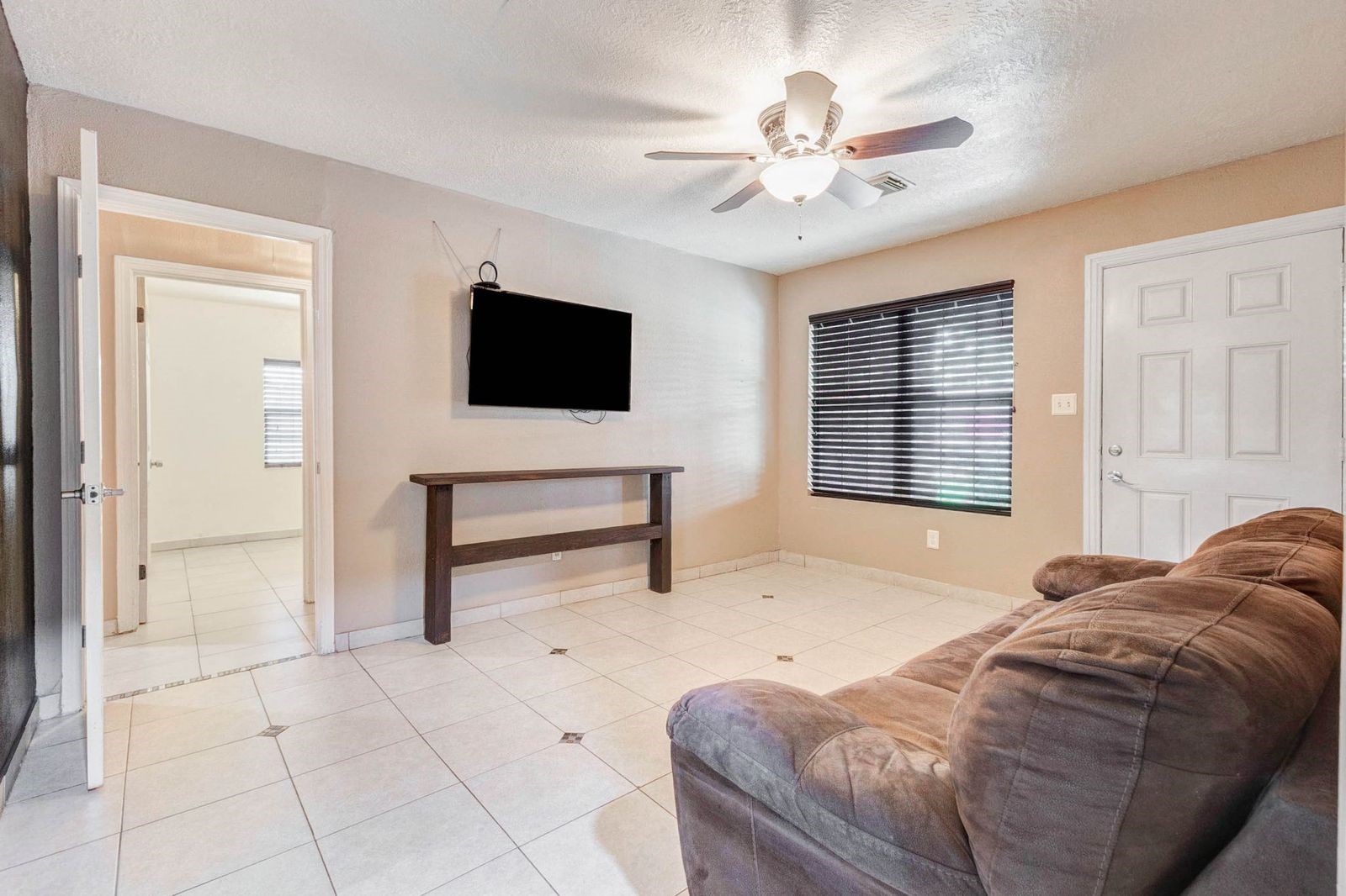 617 Burke Road Pasadena, TX 77506 - Photo 5 of 20 Living area