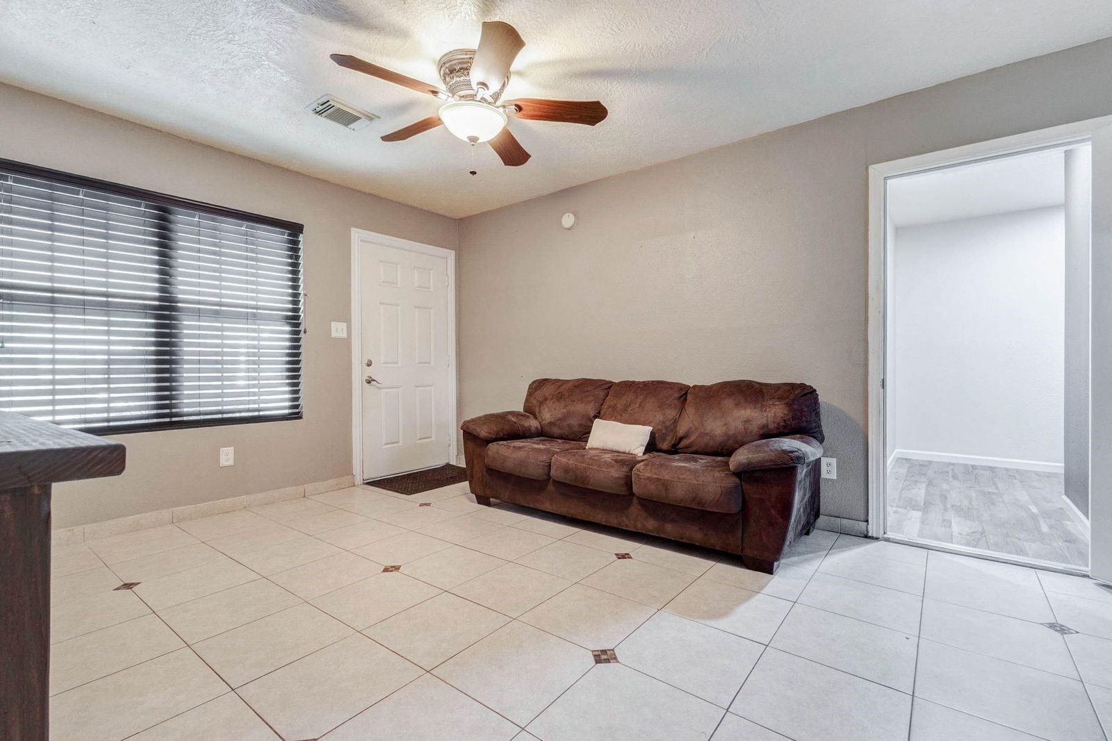 617 Burke Road Pasadena, TX 77506 - Photo 6 of 20 Living Area