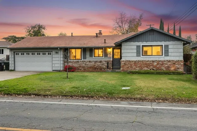 a view of a house with a yard