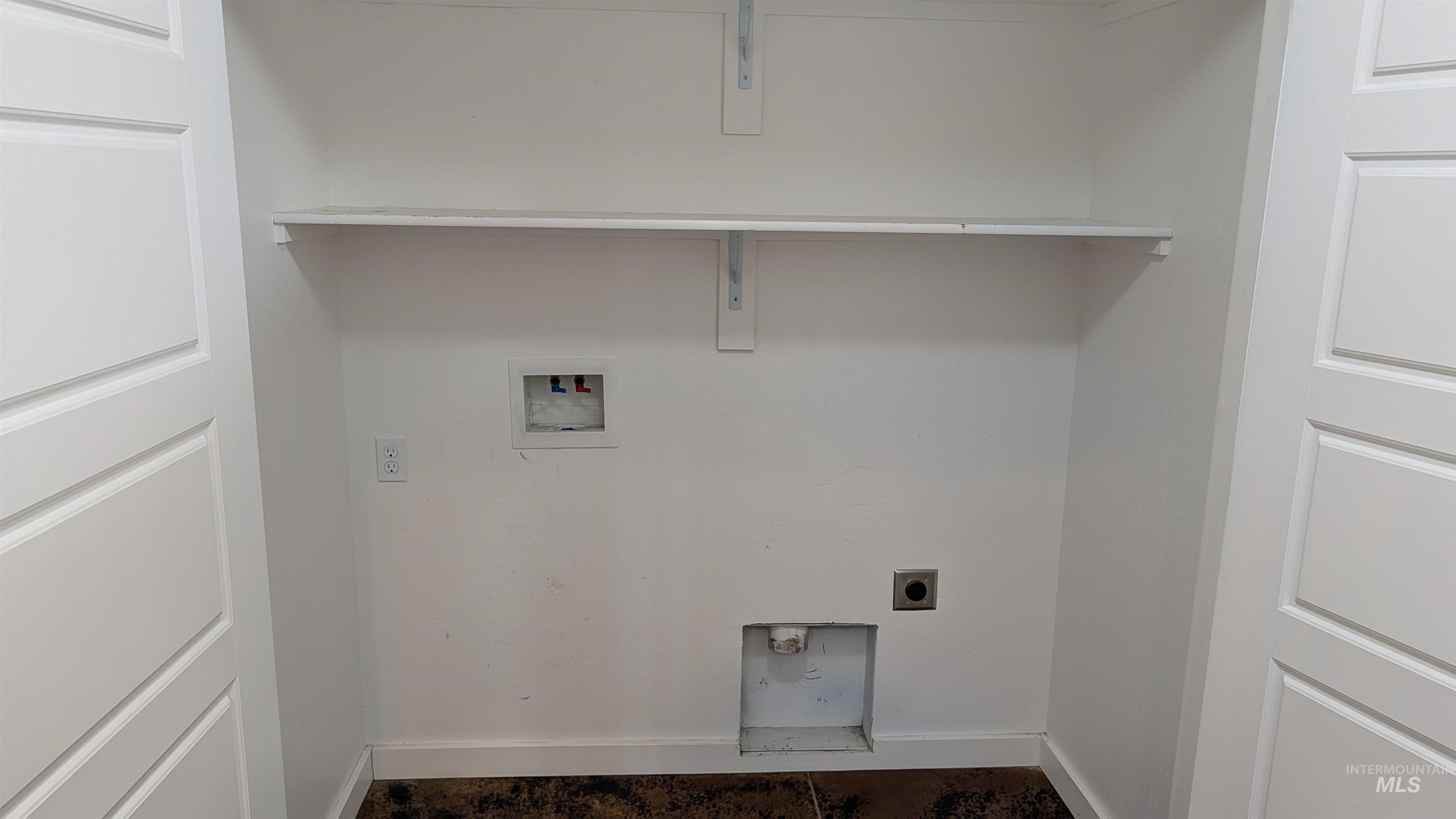 622 Lochsa Loop Heyburn, ID 83336 - Photo 8 of 17 Laundry area featuring a utility hookup, integrated shelving, and white paneled doors