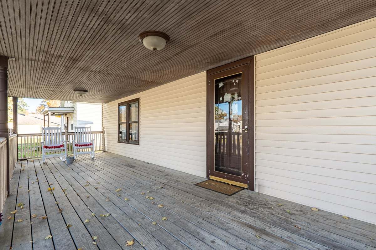 1206 East Main Street Clinton, IL 61727 - Photo 4 of 28 a view of a livingroom with wooden floor