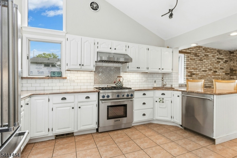 1179 Blazo Terrace Mountainside, NJ 07092 - Photo 9 of 41