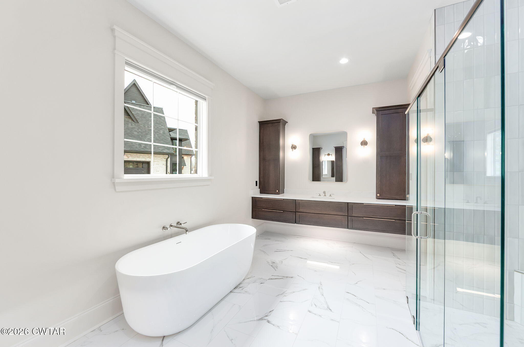 115 Buckingham Cove Jackson, TN 38305 - Photo 21 of 58 a spacious bathroom with a bathtub and mirror