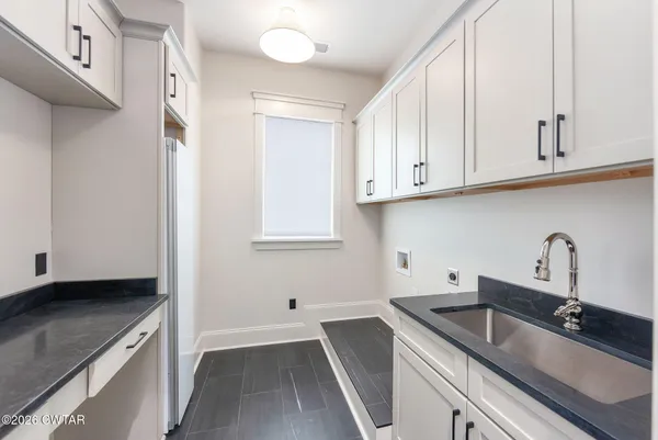 a view of entryway and kitchen
